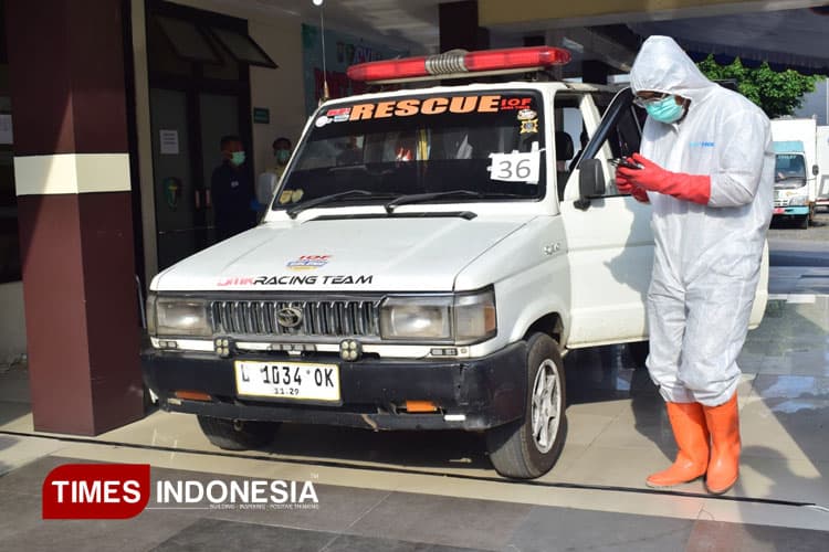 Sopir Ambulans Pengantar Jenazah Korban Ponpes Al Khoziny Diwajibkan Pakai Hazmat